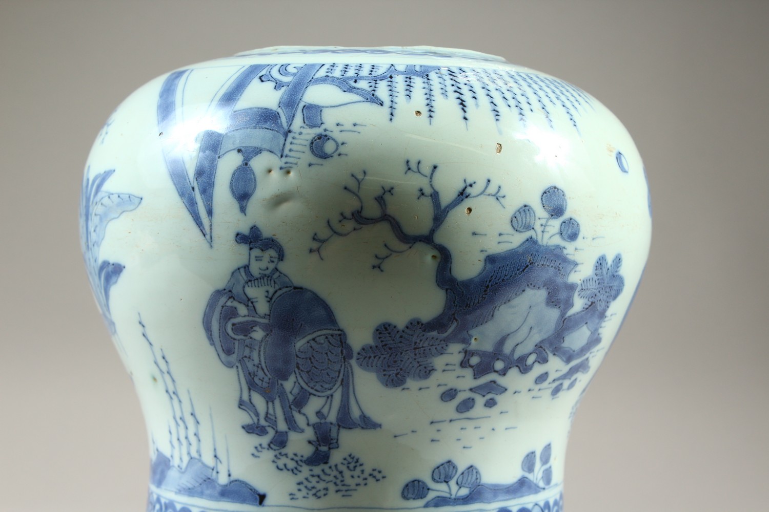 AN 18TH CENTURY DELFT WARE TIN GLAZE BALUSTER SHAPE VASE, decorated in the Chinese taste (faults). - Image 5 of 10