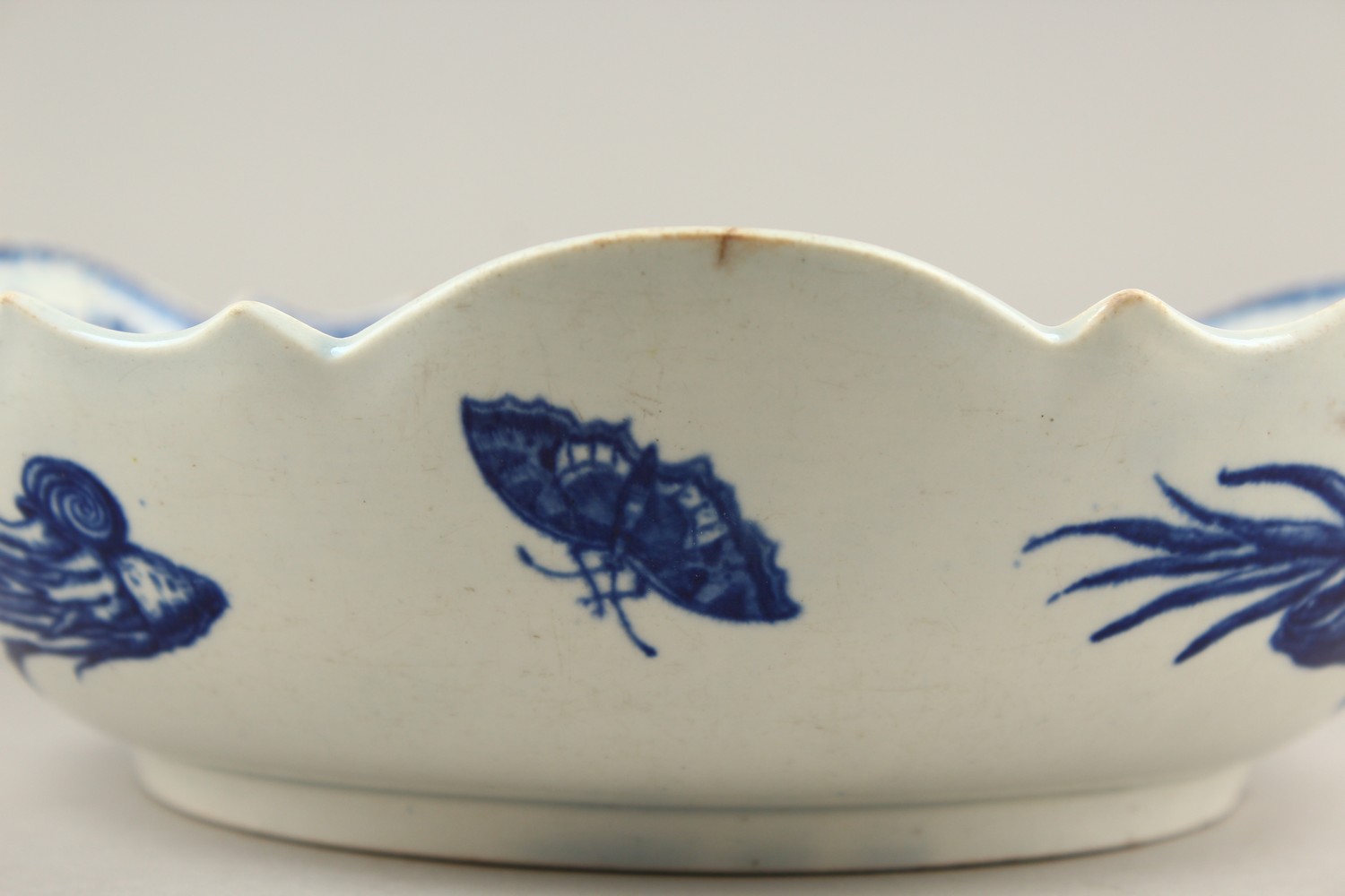AN 18TH CENTURY WORCESTER BLUE AND WHITE JUNKET BOWL, painted with fruit and shells in relief. - Image 12 of 17