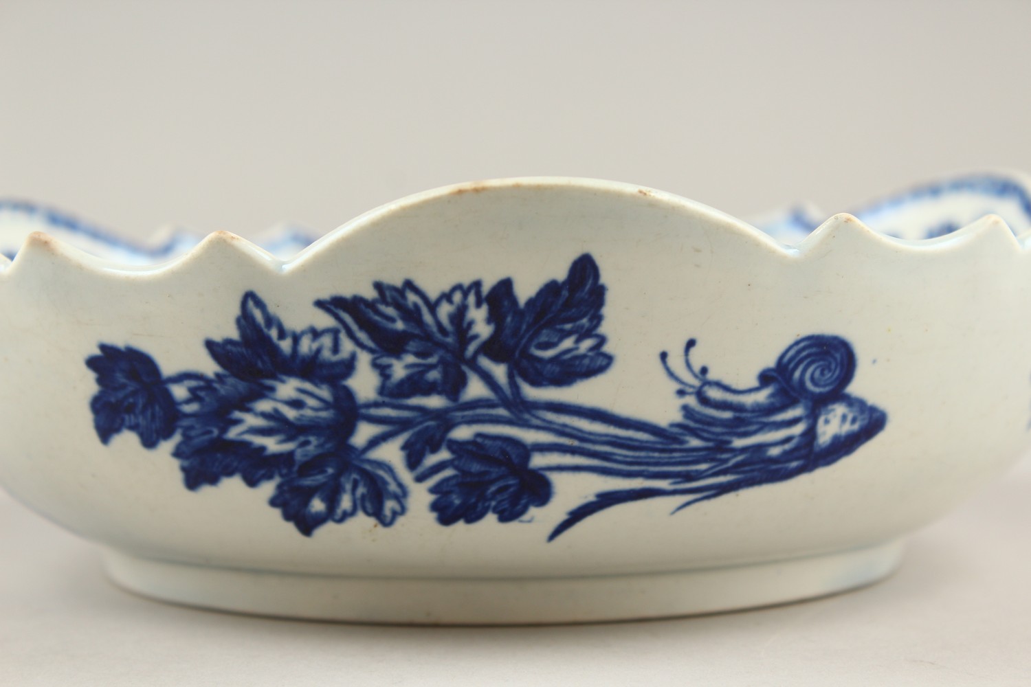 AN 18TH CENTURY WORCESTER BLUE AND WHITE JUNKET BOWL, painted with fruit and shells in relief. - Image 11 of 17