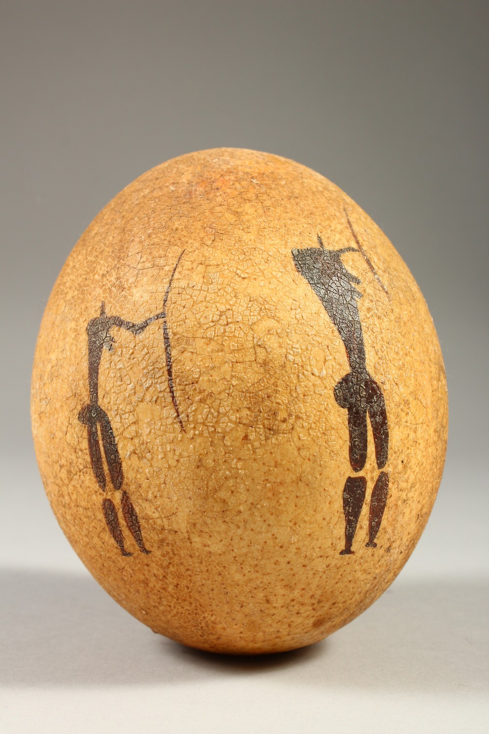 AN EMU EGG, naively painted with hunting figures. 14cms high. - Image 4 of 7