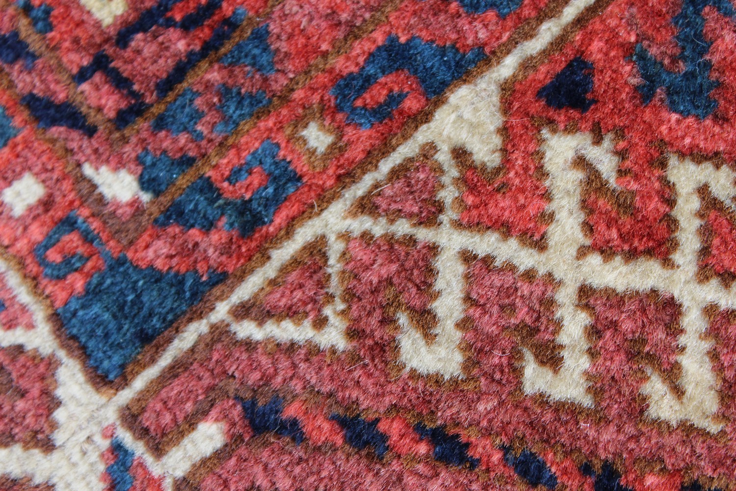 A LARGE TEKKE BOKHARA RUG, rust ground with four rows of eleven gulls, and broad end fringe. 135cm x - Image 8 of 10