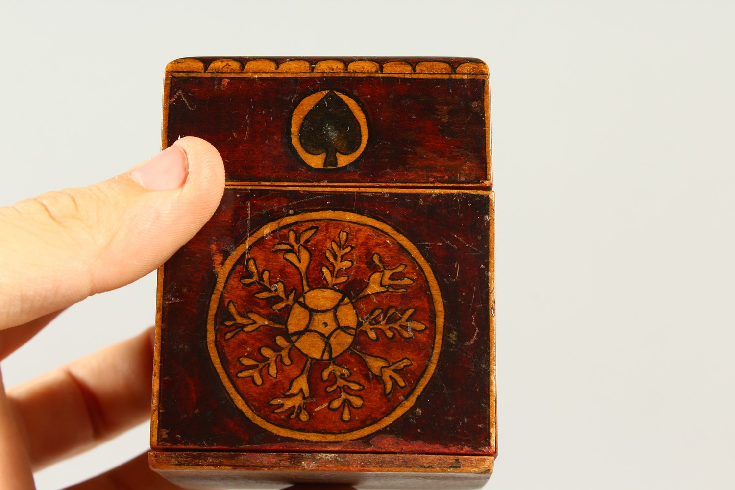 AN INLAID WOODEN SQUARE CARD BOX. - Image 4 of 8