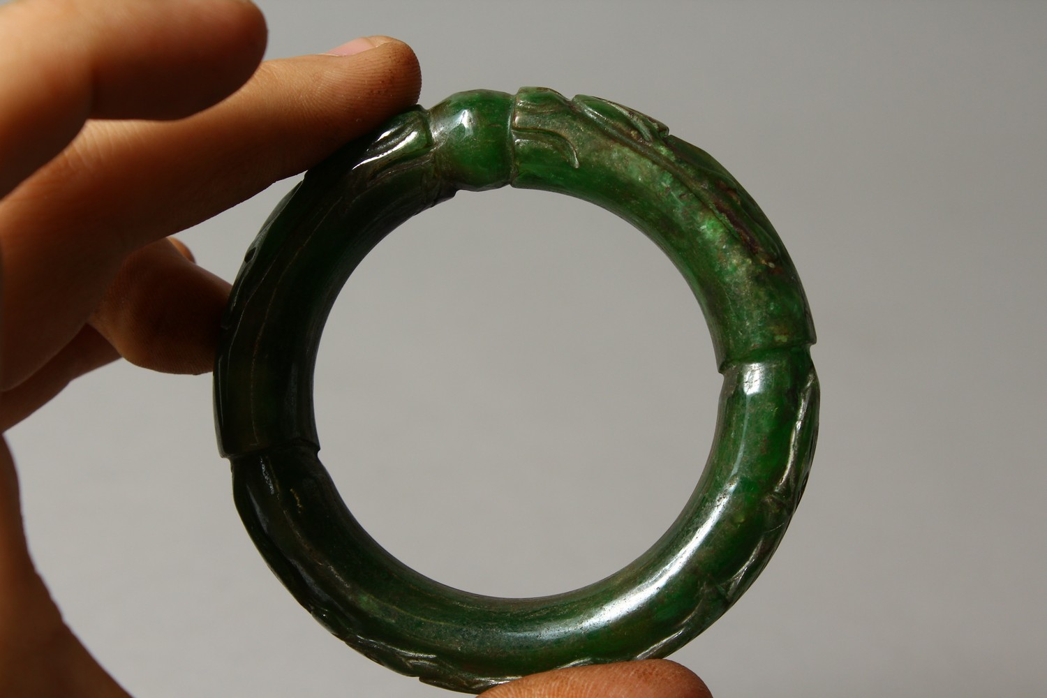 A DARK GREEN JADE BANGLE. 8cms diameter. - Image 3 of 3