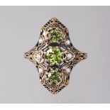 A 9CT GOLD THREE STONE PERIDOT AND PEARL SET RING.