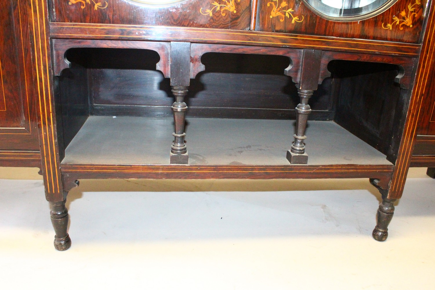 AN EDWARDIAN ROSEWOOD INLAID BREAKFRONT CUPBOARD, the centre with two oval mirrored doors with shelf - Image 5 of 13