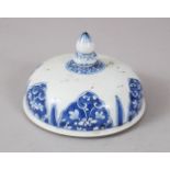 A CHINESE KANGXI BLUE AND WHITE VASE COVER. 10cms diameter.