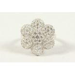 A SUPERB 18CT GOLD DIAMOND DAISY CLUSTER RING.