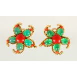 A VERY GOOD PAIR OF 18CT GOLD, CABOCHON EMERALD AND CORAL EARRINGS.
