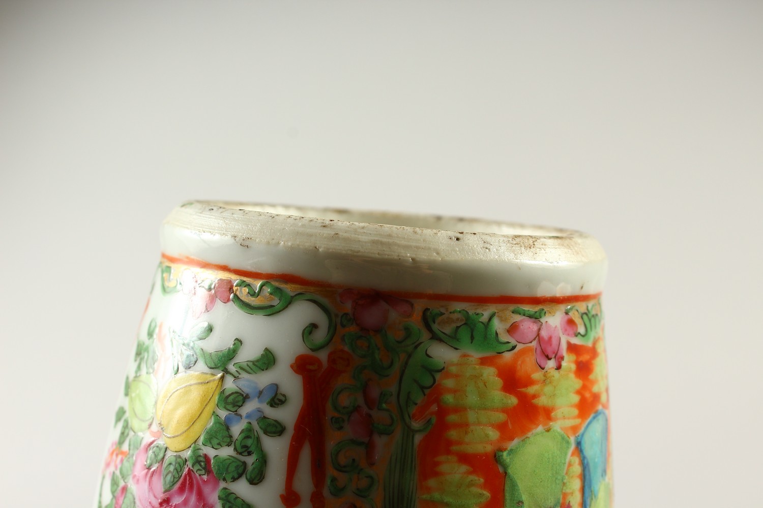 A 19TH CENTURY CHINESE CANTON PORCELAIN VASE, decorated with scenes of figures interior and floral - Image 8 of 8