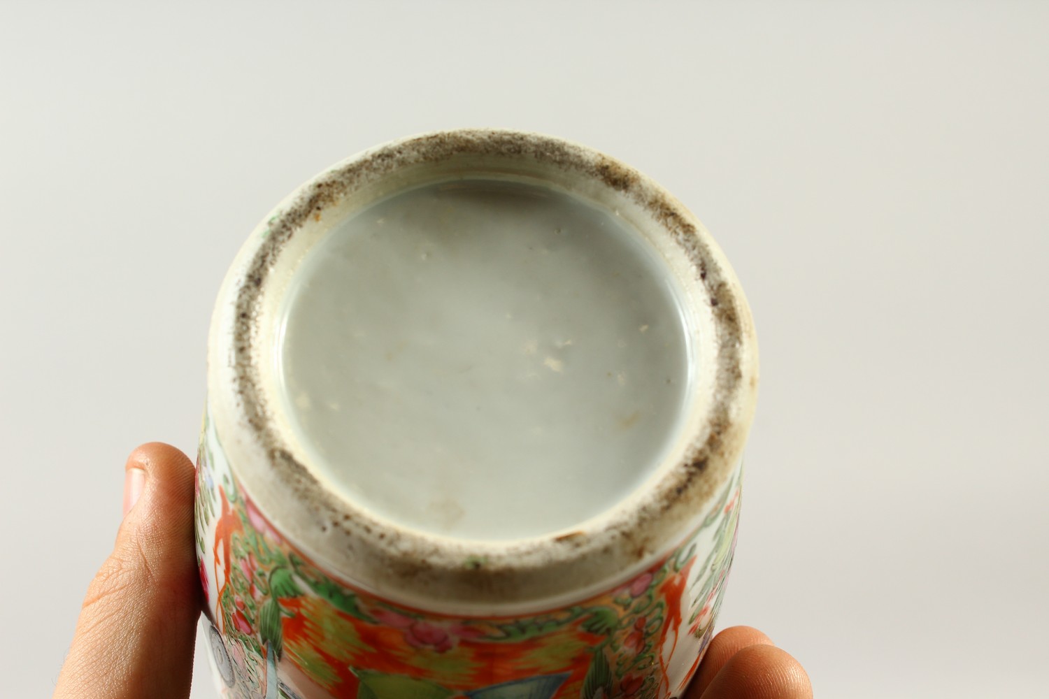 A 19TH CENTURY CHINESE CANTON PORCELAIN VASE, decorated with scenes of figures interior and floral - Image 7 of 8