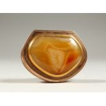 A VERY GOOD GOLD AND AGATE SNUFF BOX.