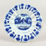 AN 18TH CENTURY DELFT BLUE AND WHITE CIRCULAR PLATE. 22cms diameter.