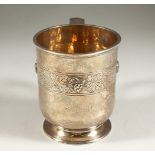 A MAPPIN & WEBB TANKARD, with an engraved band with fruiting vines. London 1930. Weight 14ozs.