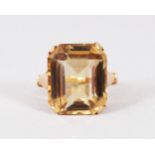 AN 18CT GOLD CITRINE STONE RING.