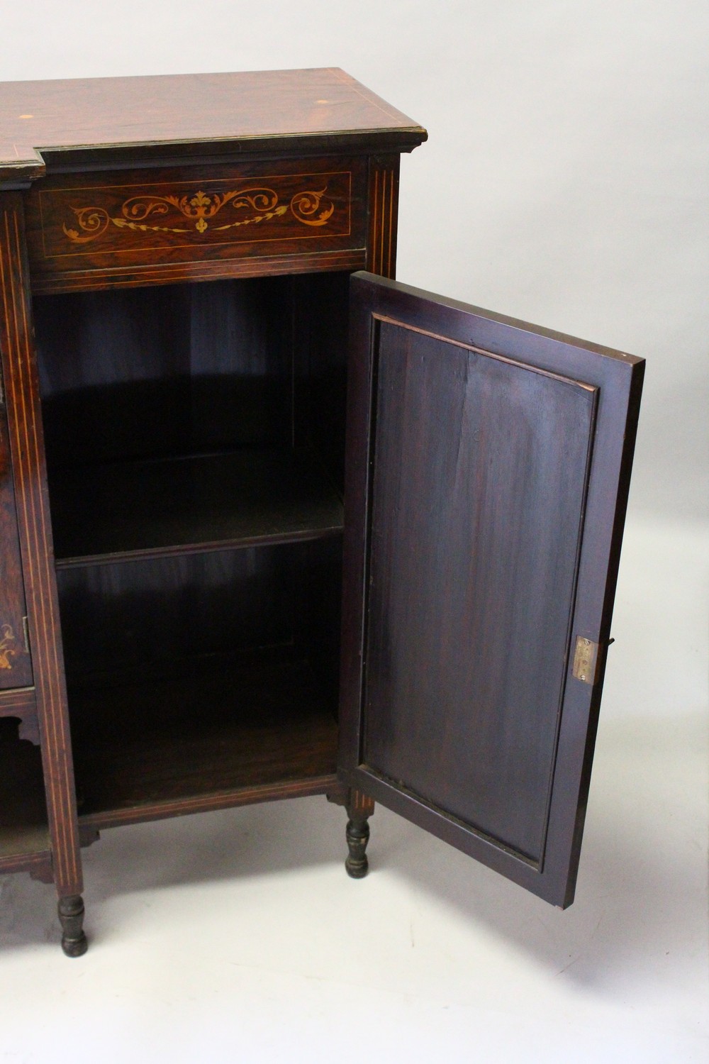 AN EDWARDIAN ROSEWOOD INLAID BREAKFRONT CUPBOARD, the centre with two oval mirrored doors with shelf - Image 12 of 13