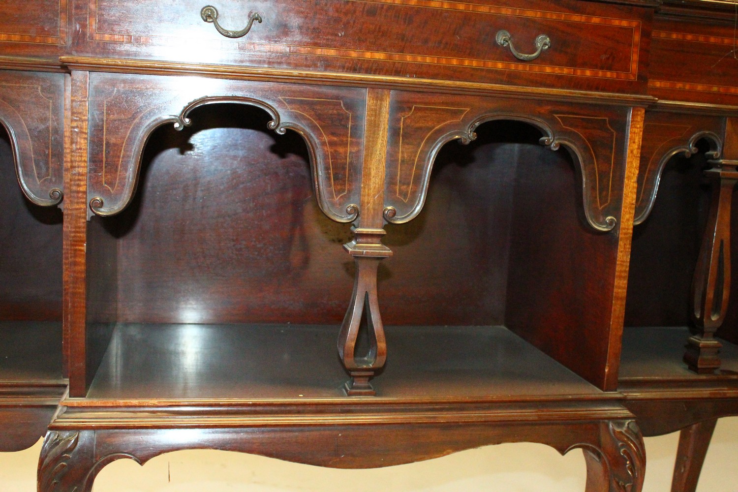 AN EDWARDIAN MAHOGANY BREAKFRONT STANDING BOOKCASE, the top with swan neck pediment, over four glass - Image 6 of 11