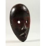 A GOOD CARVED WOOD TRIBAL MASK. 14cms.