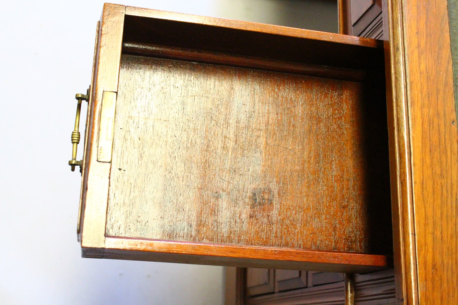 AN EDWARDIAN MAHOGANY PEDESTAL DESK, the top with leather writing panel, three drawers to the top - Image 5 of 6