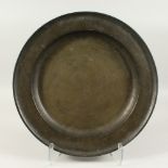 A LARGE EARLY 18TH CENTURY PEWTER CIRCULAR CHARGER. 45cms diameter.