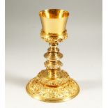 AN IMPRESSIVE CLASSICAL STYLE GILT METAL CHALICE. 25cms high.