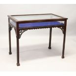 AN EDWARDIAN MAHOGANY RECTANGULAR TOP BIJOUTERIE TABLE, with lift-up glass top, glass sides, on