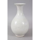 A CHINESE WHITE CRACKLE GLAZE BULBOUS SHAPE VASE. 24cms high.