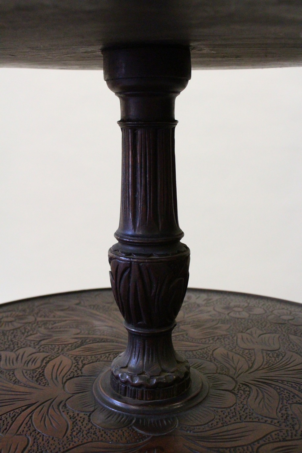 A GEORGE III MAHOGANY CARVED THREE TIER DUMB WAITER with centre column support ending in tripod - Image 5 of 8