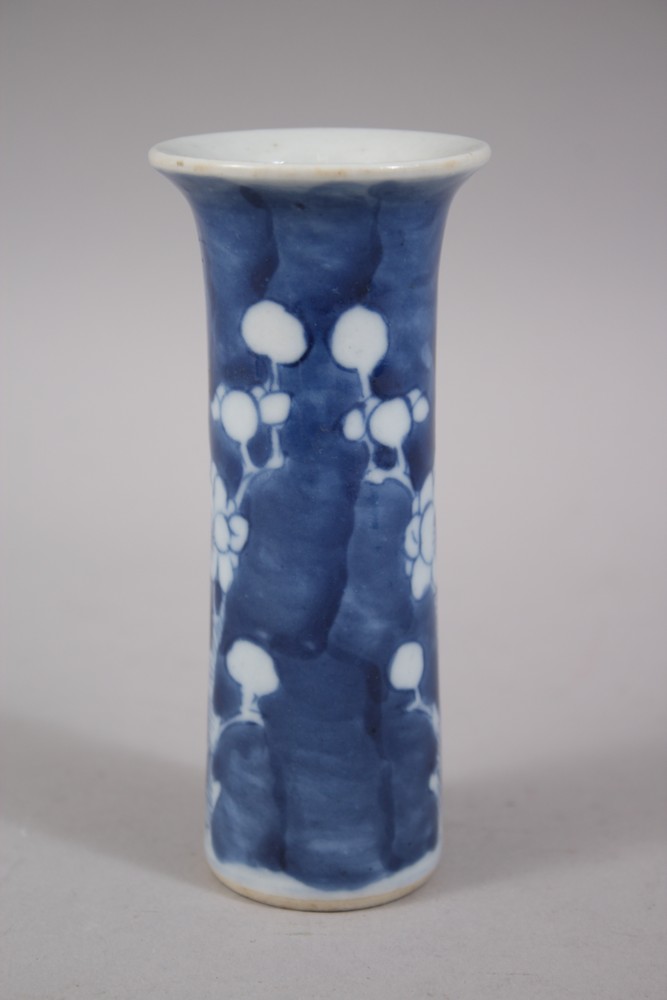 A SMALL 19TH CENTURY CHINESE BLUE & WHITE PRUNUS PORCELAIN SPILL VASE, 12CM HIGH. - Image 2 of 4