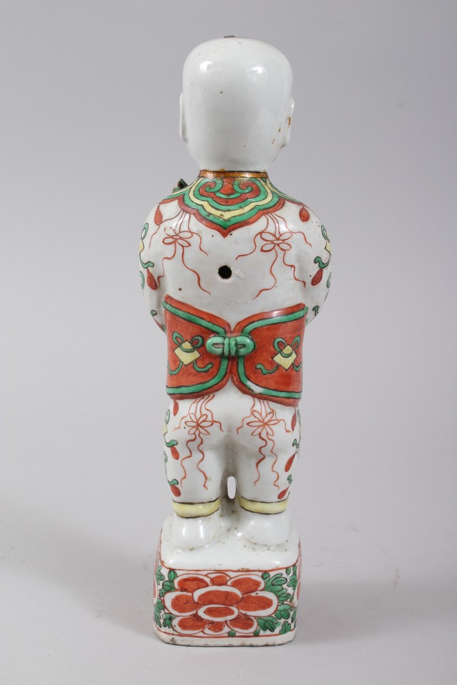 A GOOD CHINESE 18TH / 19TH CENTURY CHINESE FAMILLE VERTE PORCELAIN FIGURE OF A BOY, modeled - Image 3 of 5