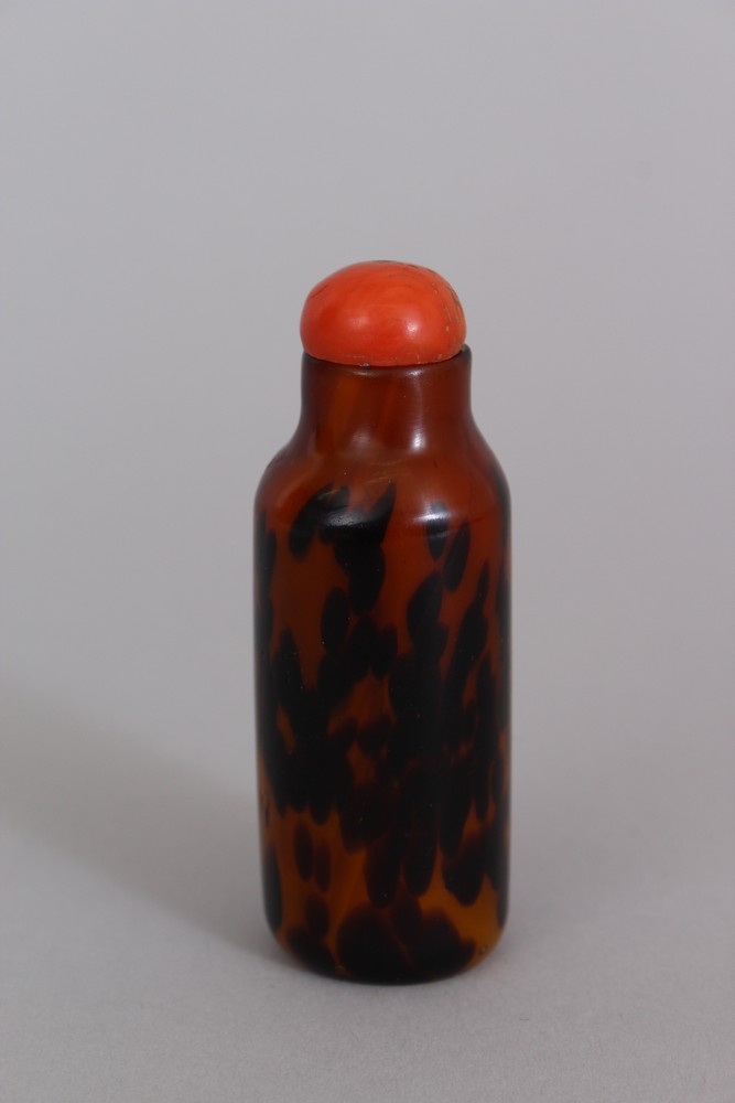 AN UNUSUAL 19TH CENTURY CHINESE AGATE STYLE GLASS SNUFF BOTTLE & CORAL STOPPER, 7.6cm high overall. - Bild 4 aus 6