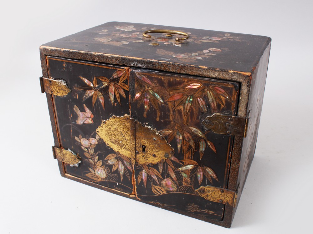 A JAPANESE EDO PERIOD LACQUER & SHIBAYAMA STYLE CHEST, the chest with inlaid abalone shell and