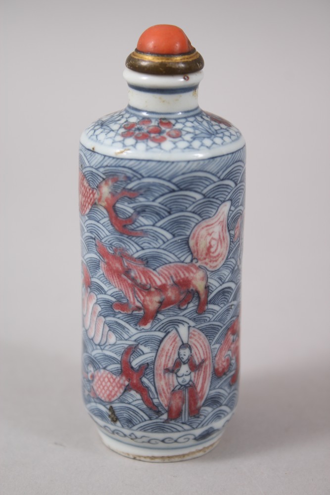 AN UNUSUAL 18TH CENTURY CHINESE BLUE & WHITE UNDERGLAZED RED PORCELAIN SNUFF BOTTLE, the body with - Bild 2 aus 7