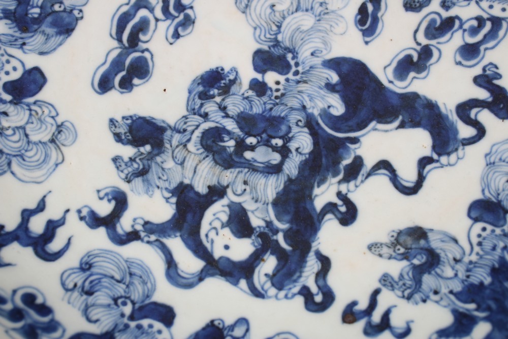 A 19TH CENTURY CHINESE BLUE & WHITE PORCELAIN LION DOG DISH, decorated with scenes of six buddhistic - Image 2 of 6