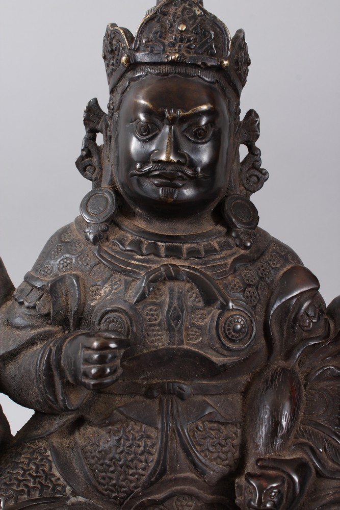 AN 18TH / 19TH CENTURY CHINESE BRONZE FIGURE OF AN OFFICIAL, the traditionally dressed official - Image 2 of 7