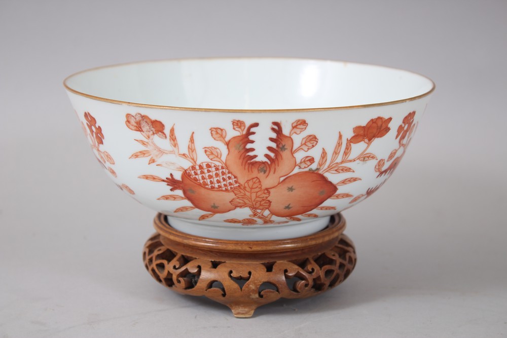 A GOOD 19TH CENTURY CHINESE IRON RED FAMILLE ROSE PORCELAIN BOWL & STAND, the bowl decorated to - Image 3 of 8