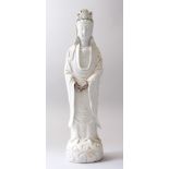 A LARGE 18TH / 19TH CENTURY CHINESE BLANC DE CHINE FIGURE OF GUANYIN, 43cm high x 10.4cm wide
