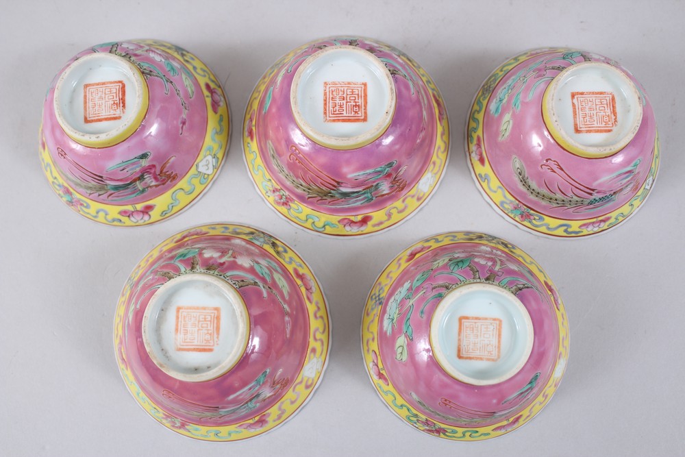 A SET OF FIVE 19TH CENTURY CHINESE FAMILLE ROSE NONYA / STRAITS TEA BOWLS, each with pink and yellow - Image 4 of 10