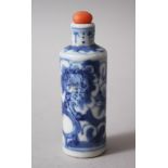 A 19TH CENTURY CHINESE BLUE & WHITE PORCELAIN SNUFF BOTTLE, the body decorated with scenes of an