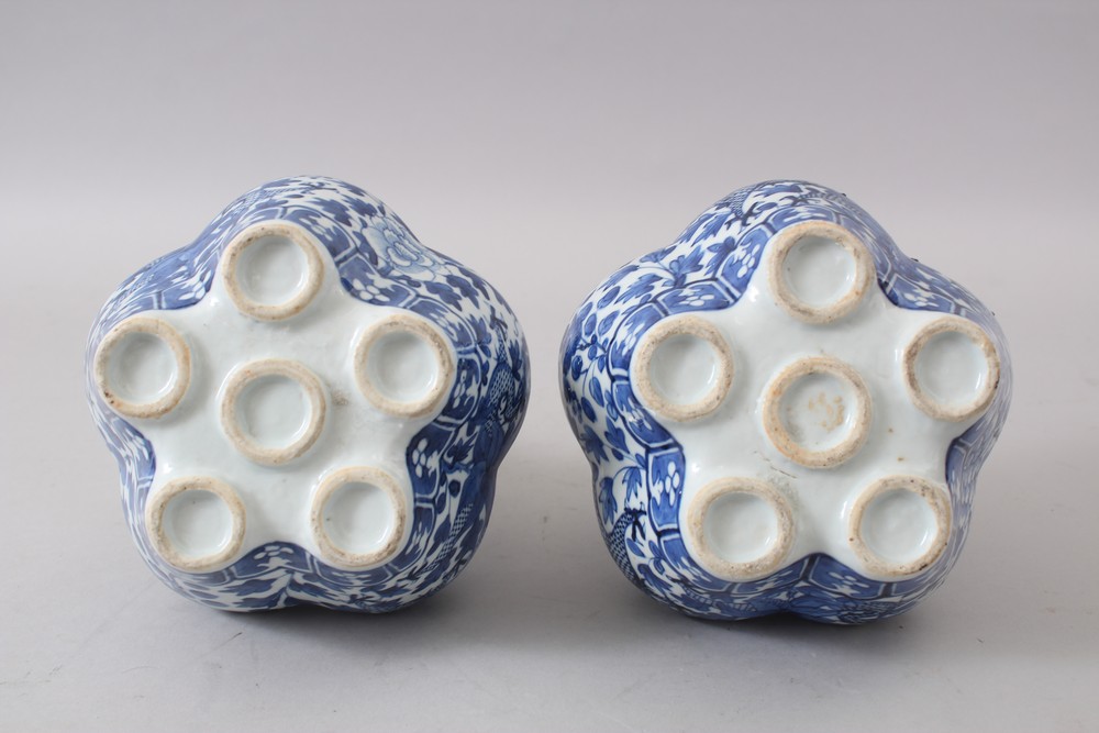 A PAIR OF 19TH CENTURY CHINESE BLUE & WHITE PORCELAIN TULIP HEAD BOTTLE VASES, both decorated with - Image 9 of 9