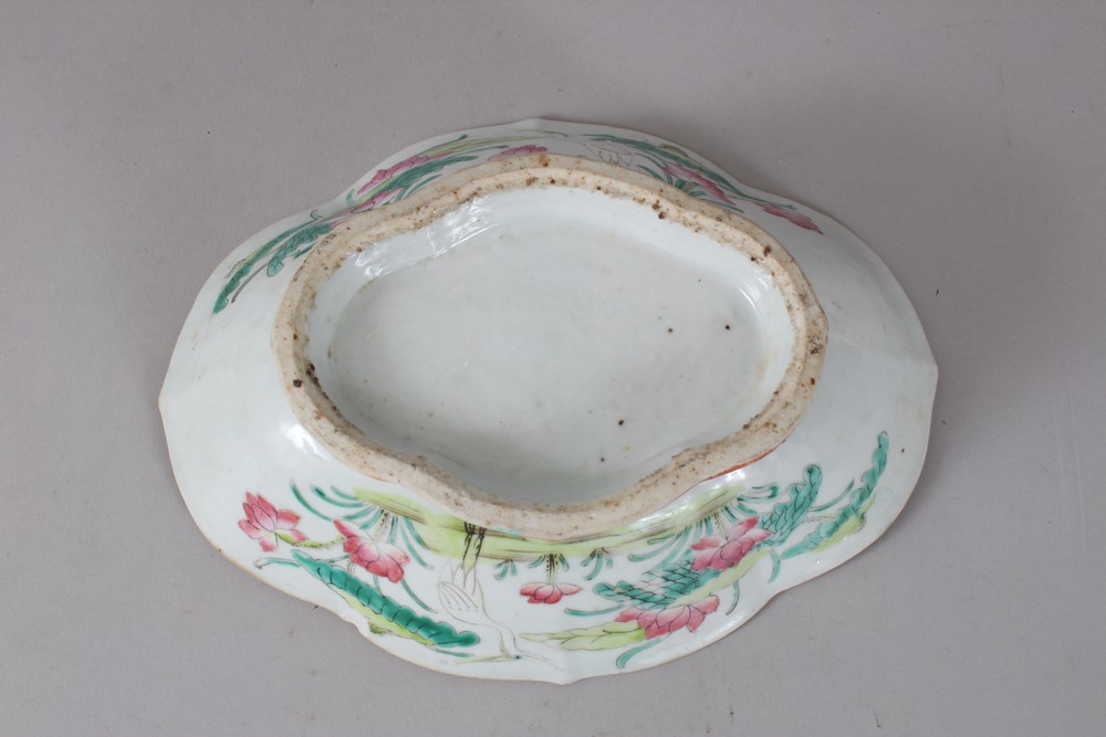 A GOOD 18TH / 19TH CENTURY CHINESE FAMILLE ROSE PORCELAIN BOWL / DISH, the sides with decoration - Image 3 of 3