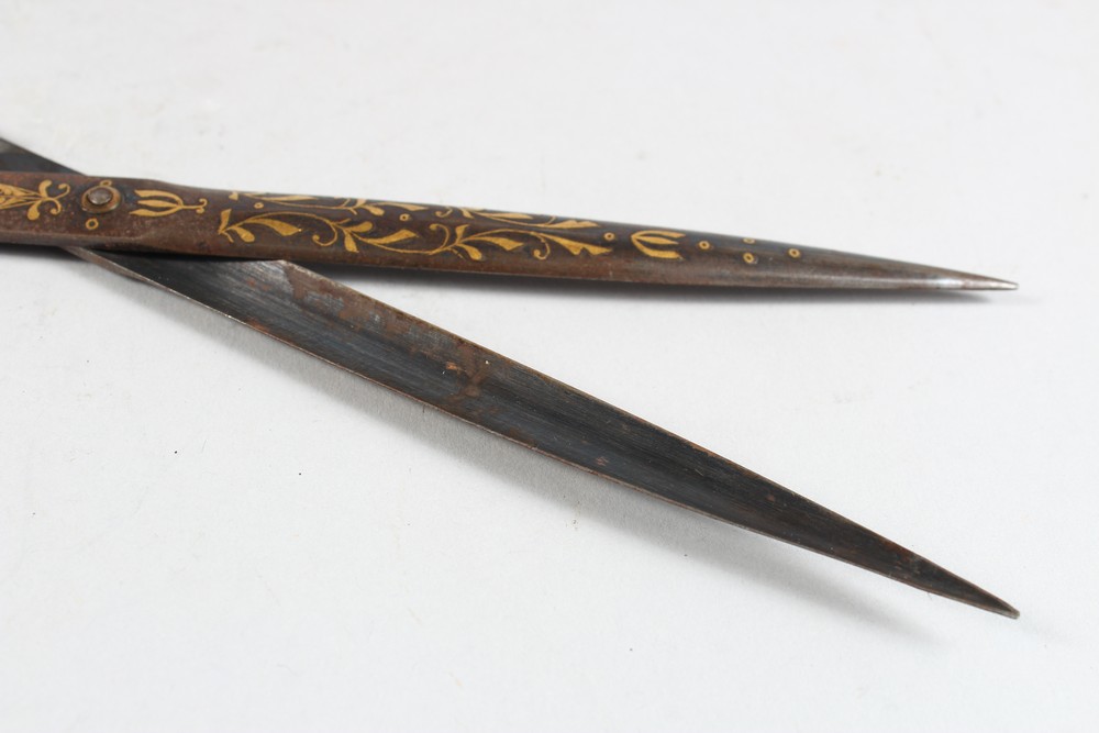 19TH CENTURY OTTOMAN TURKISH GOLD INLAID STEEL SCISSORS, 23cm long. - Bild 3 aus 4