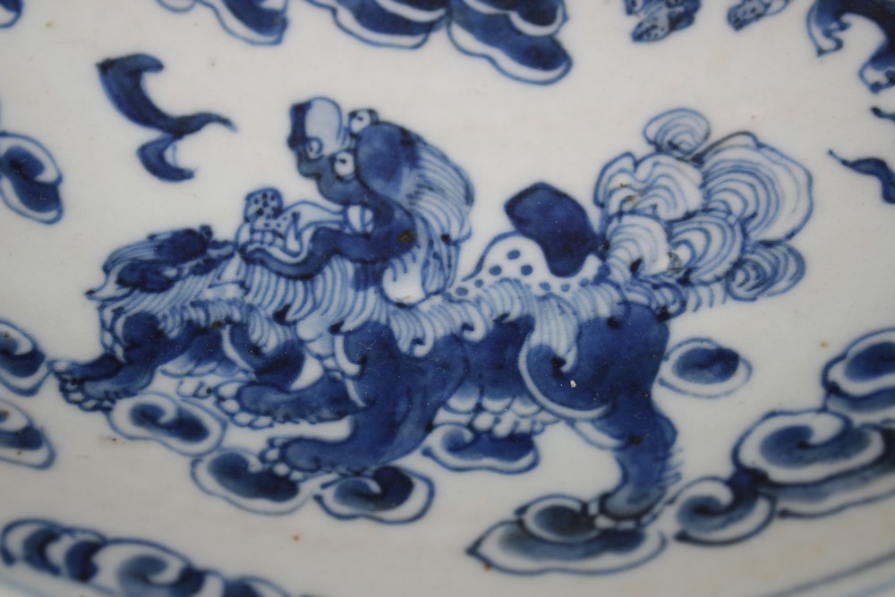 A 19TH CENTURY CHINESE BLUE & WHITE PORCELAIN LION DOG DISH, decorated with scenes of six buddhistic - Image 4 of 6