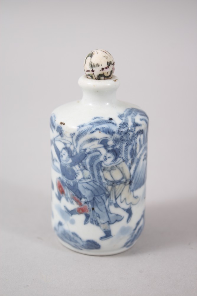 AN UNUSUAL 19TH CENTURY CHINESE BLUE & WHITE UNDERGLAZED RED PORCELAIN SNUFF BOTTLE, the - Image 3 of 5