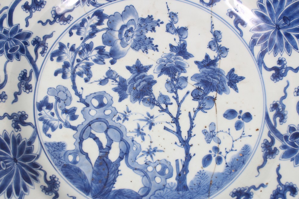 A CHINESE KANGXI BLUE & WHITE CHARGER, with floral decoration, 39cm diameter, (AF) - Image 2 of 4