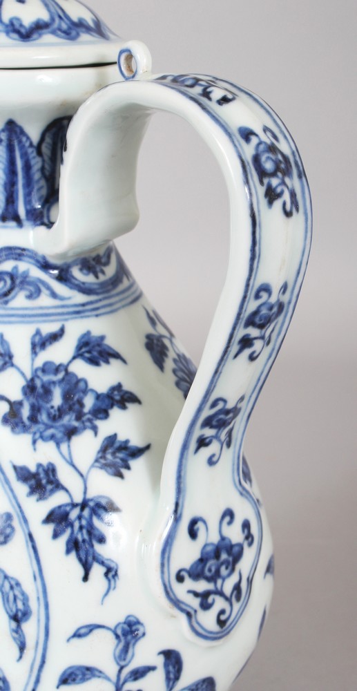 A GOOD QUALITY CHINESE MING STYLE BLUE & WHITE PORCELAIN EWER & COVER, decorated with two shaped - Image 6 of 9