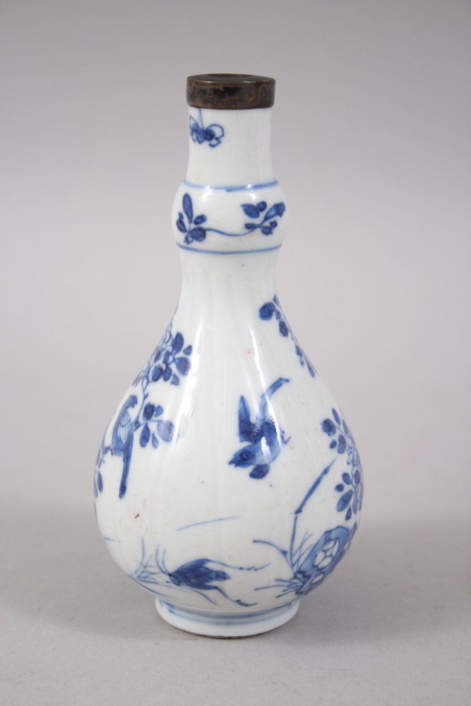 A SMALL CHINESE KANGXI BLUE & WHITE PORCELAIN BOTTLE VASE, the boy of the vase decorated with scenes - Image 2 of 5