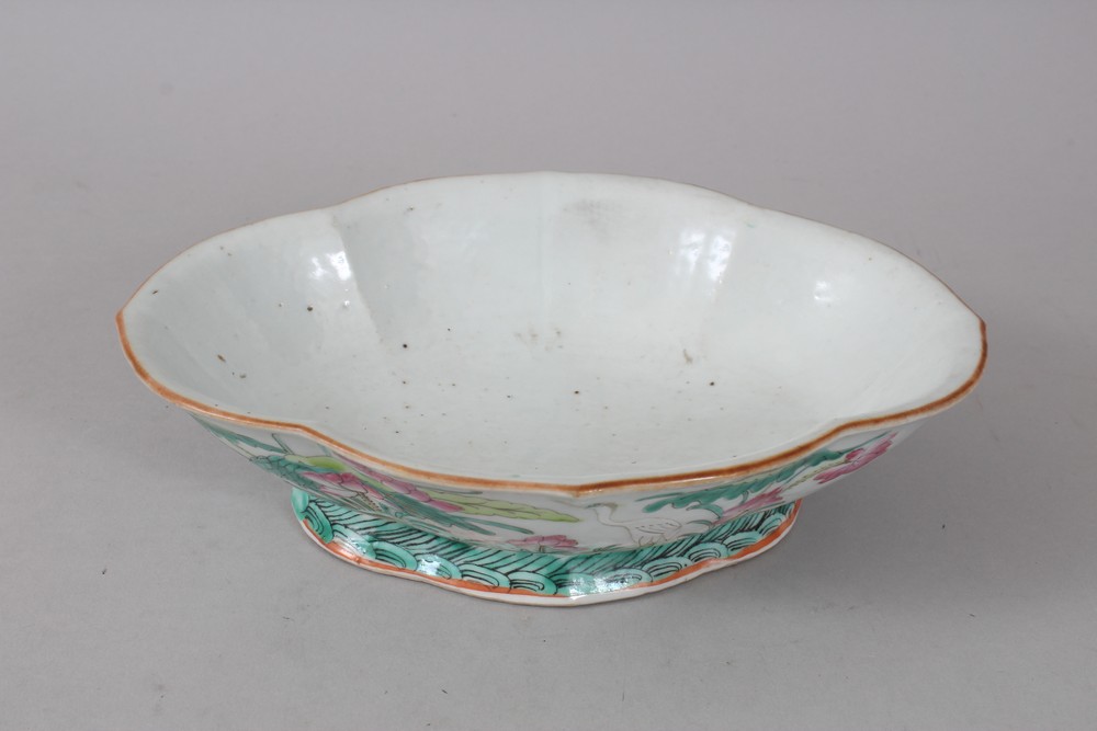 A GOOD 18TH / 19TH CENTURY CHINESE FAMILLE ROSE PORCELAIN BOWL / DISH, the sides with decoration - Image 2 of 3