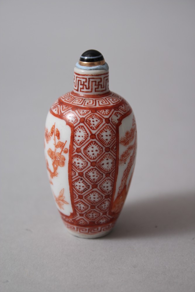 AN 18TH CENTURY CHINESE IRON RED PORCELAIN SNUFF BOTTLE, decorated in iron red to depict two - Bild 2 aus 4