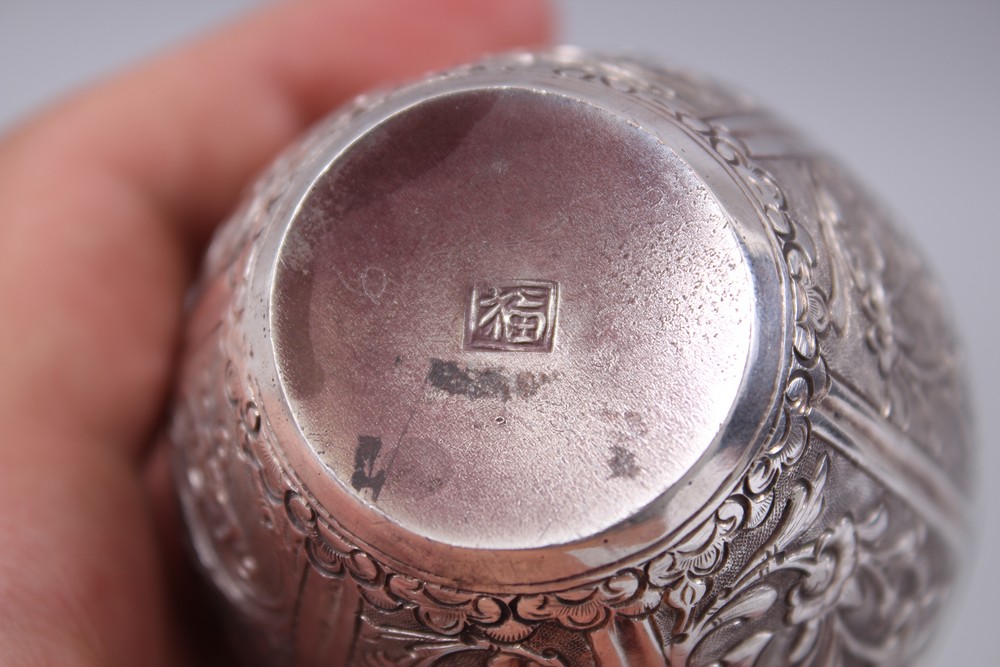 A GOOD 19TH / 20TH CENTURY CHINESE SILVER BOX & COVER / TEA CADDY IN THE FORM OF FRUIT, the box in - Image 5 of 5