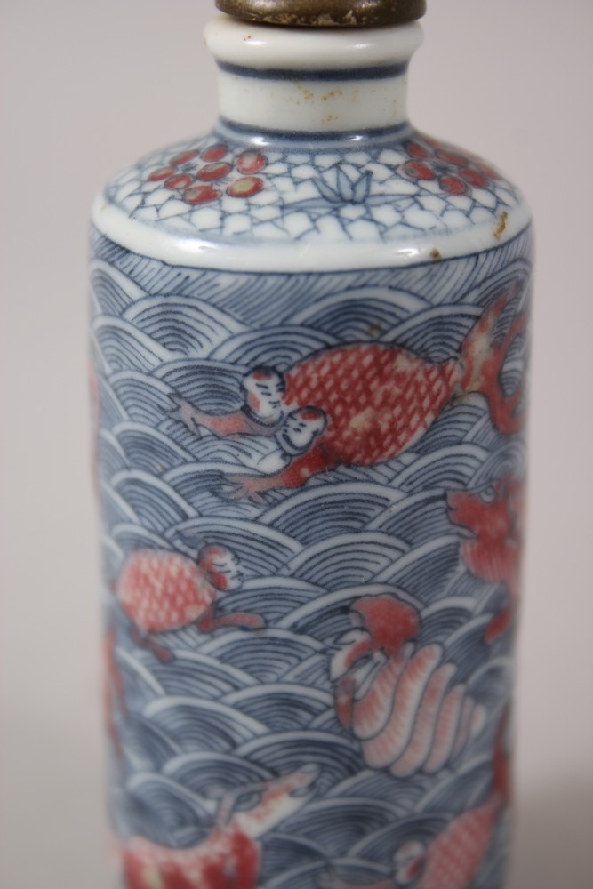 AN UNUSUAL 18TH CENTURY CHINESE BLUE & WHITE UNDERGLAZED RED PORCELAIN SNUFF BOTTLE, the body with - Bild 6 aus 7
